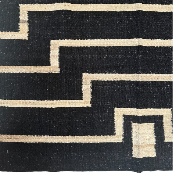 4'x6' black and white geometric kilim accent rug 
